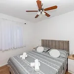 Erholung Free Garage Space Lägenhet Makarska