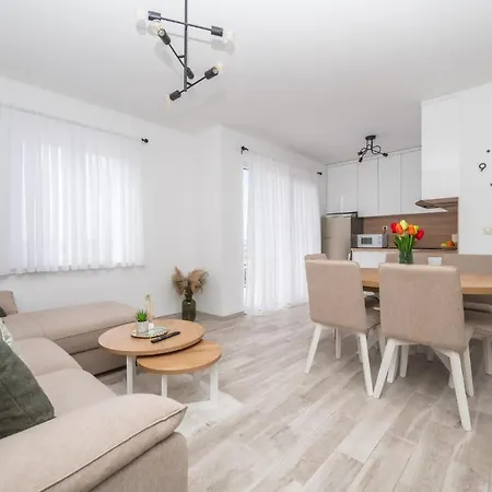 Erholung Free Garage Space Makarska